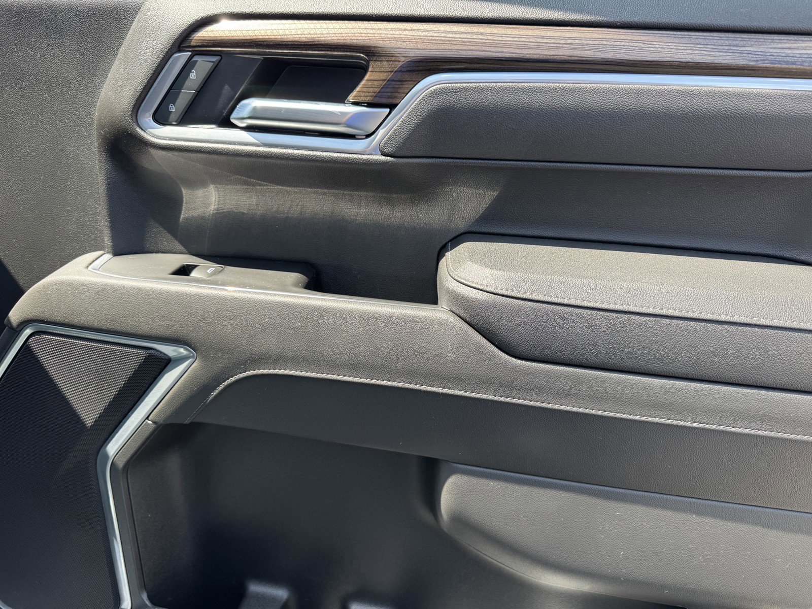 Used 2025 Chevrolet Silverado 1500 LT image 9