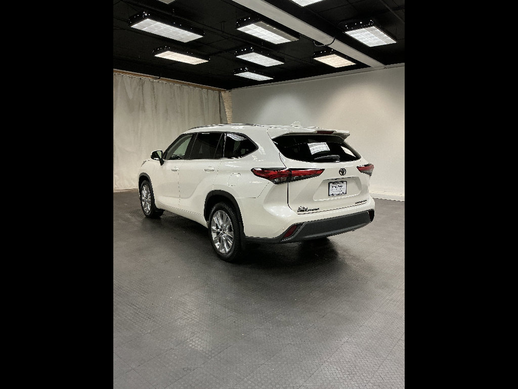 Used 2021 Toyota Highlander Limited AWD/4WD image 3