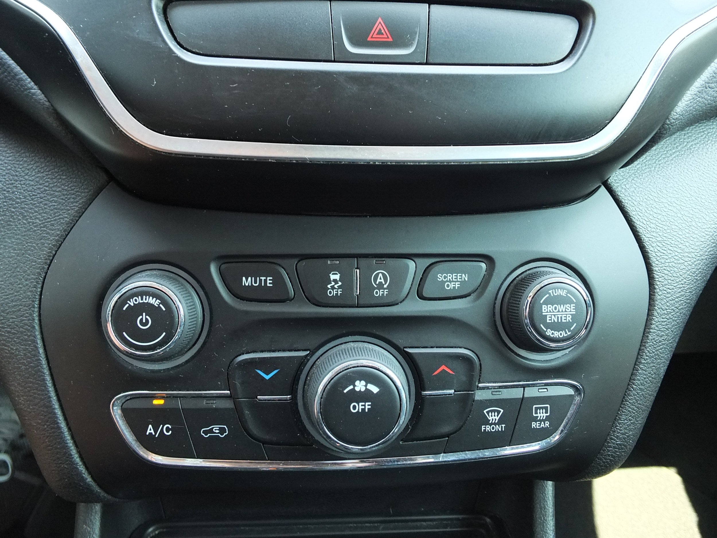 Used 2019 Jeep Cherokee Latitude w/ Popular Appearance Group FWD image 24