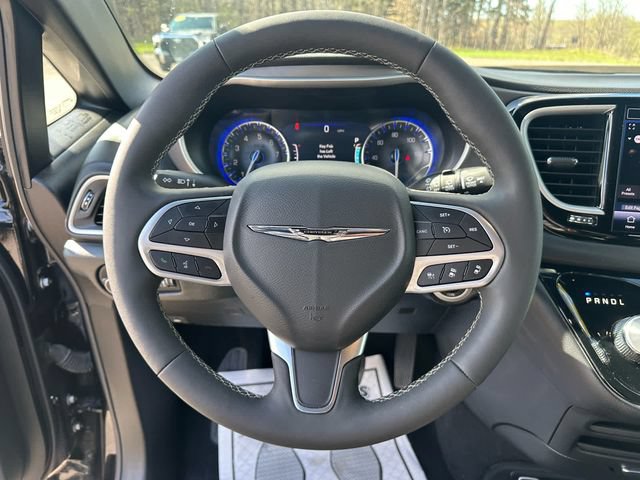 Used 2025 Chrysler Pacifica Select FWD image 13