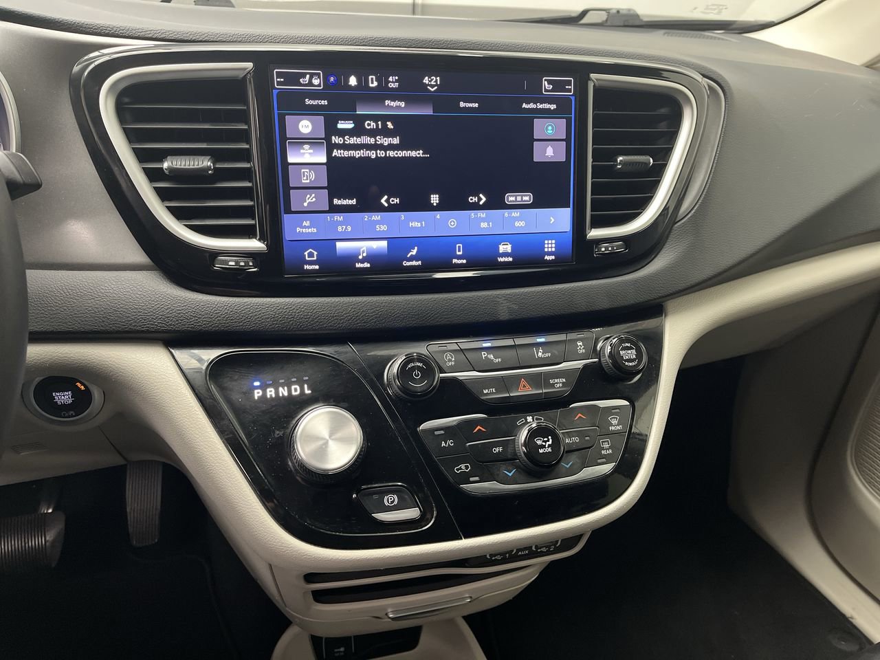 Used 2024 Chrysler Pacifica Touring-L FWD image 17
