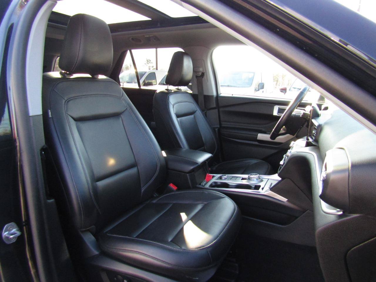 Used 2022 Ford Explorer XLT w/ Equipment Group 202A AWD/4WD image 32
