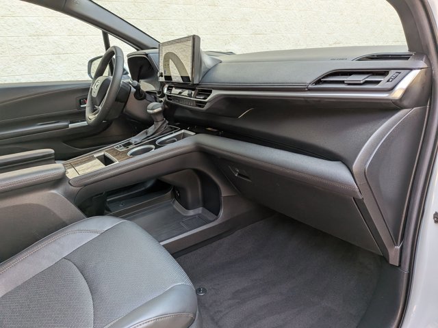 Used 2025 Toyota Sienna Platinum image 23