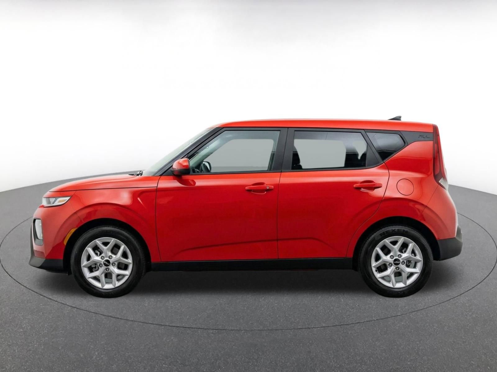 Used 2025 Kia Soul LX w/ LX Technology Package FWD image 5