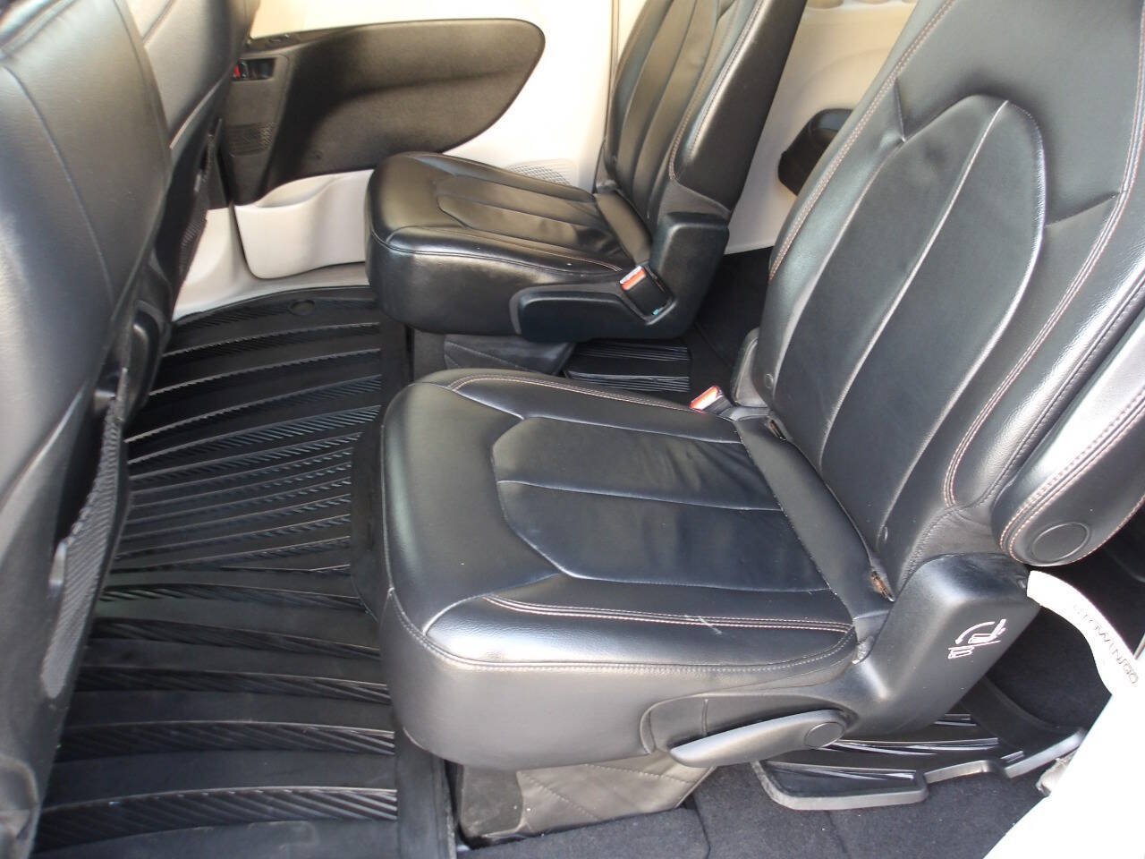 Used 2017 Chrysler Pacifica Touring-L FWD image 22
