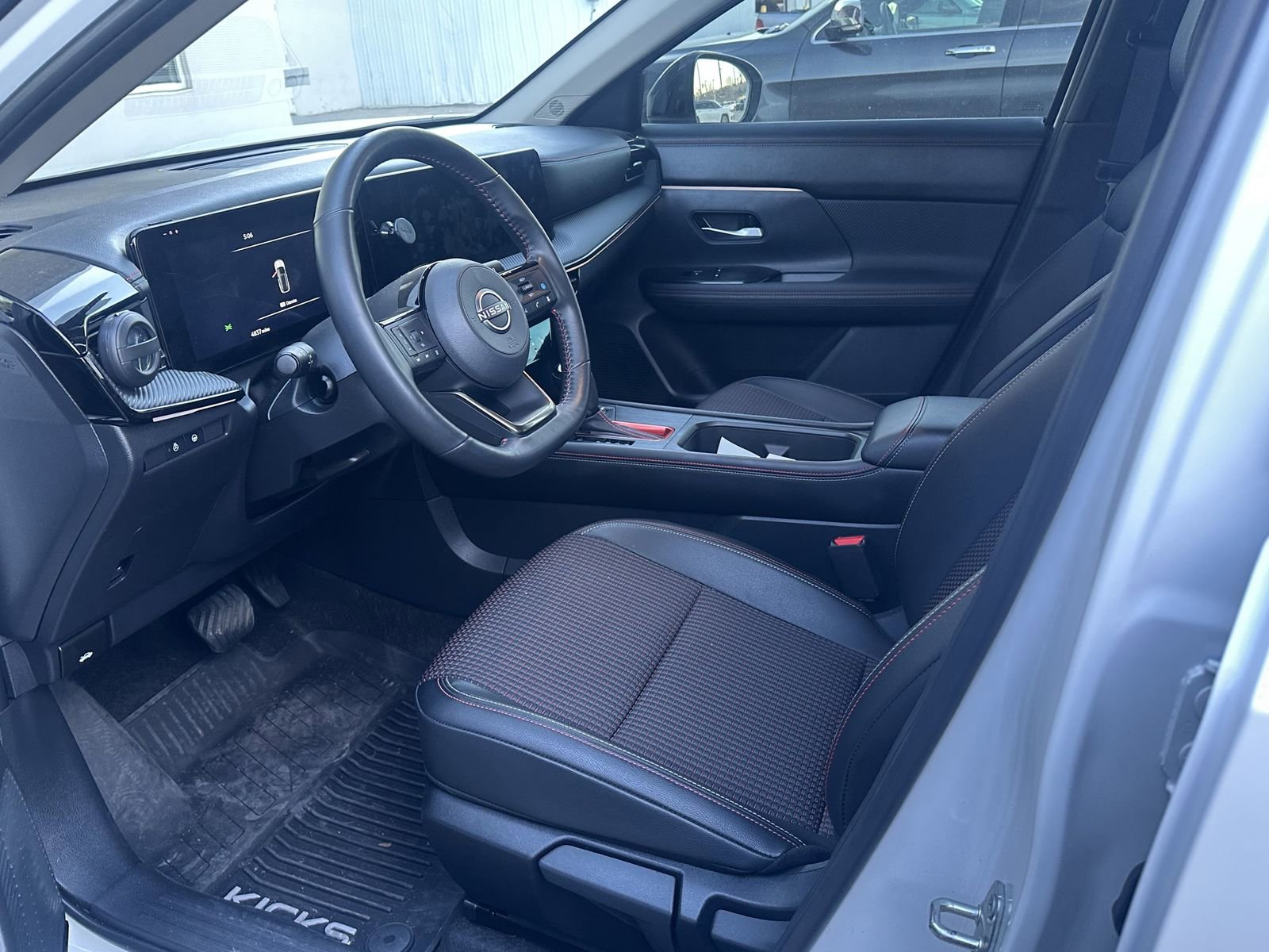 Used 2025 Nissan Kicks SR w/ SR Premium Package image 3