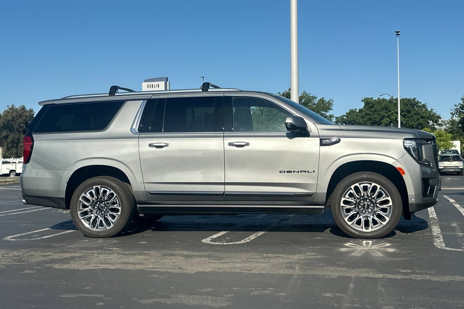 Used 2024 GMC Yukon XL Denali Ultimate AWD/4WD image 3