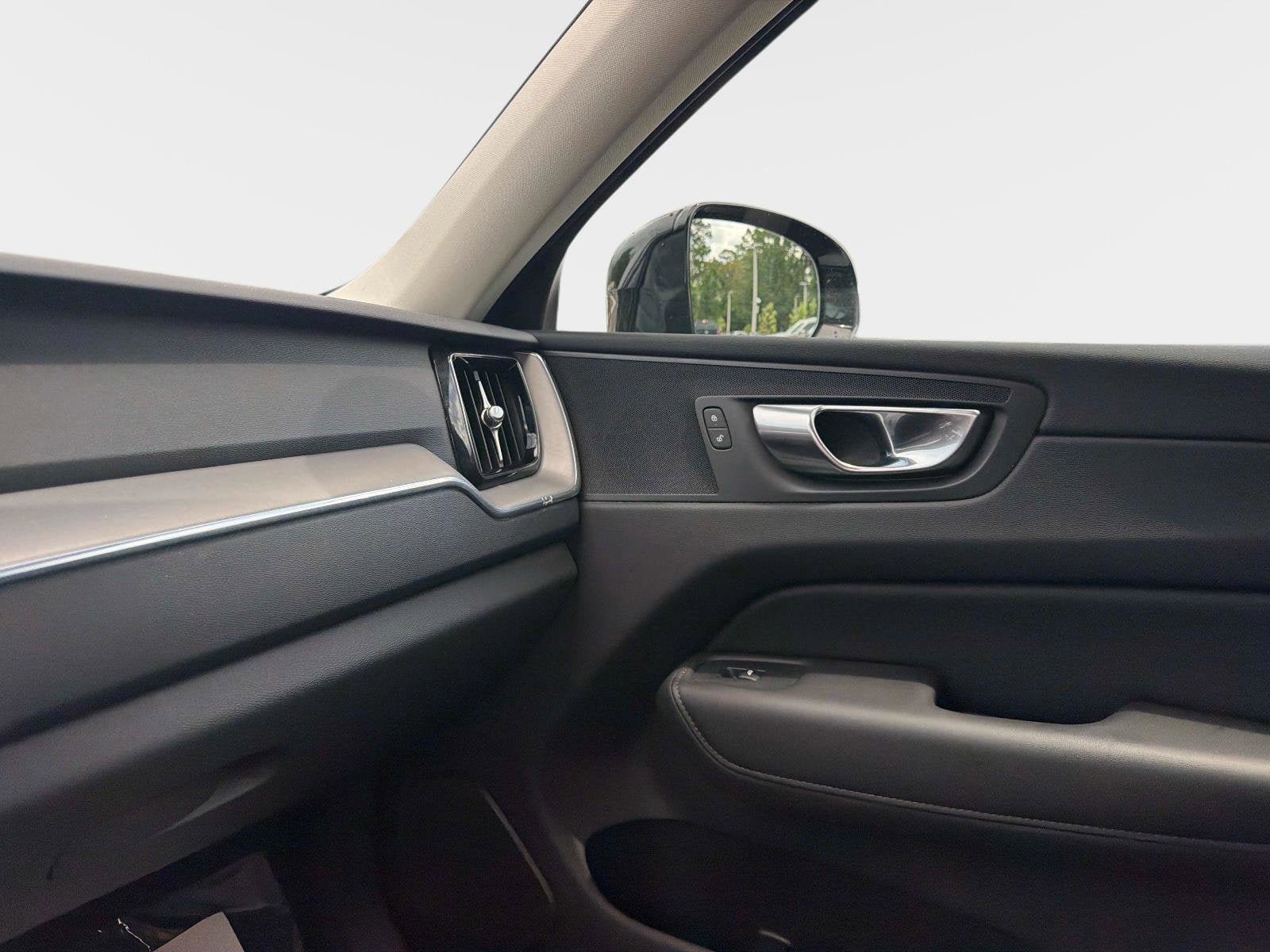 Certified 2025 Volvo XC60 B5 Core AWD/4WD image 20