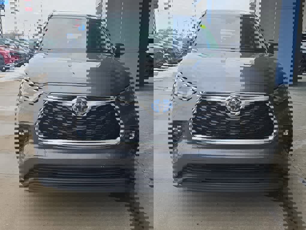 Used 2023 Toyota Highlander XLE image 3