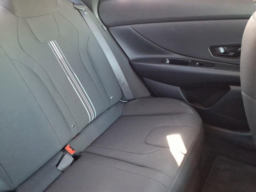 Used 2025 Hyundai Elantra SEL image 18