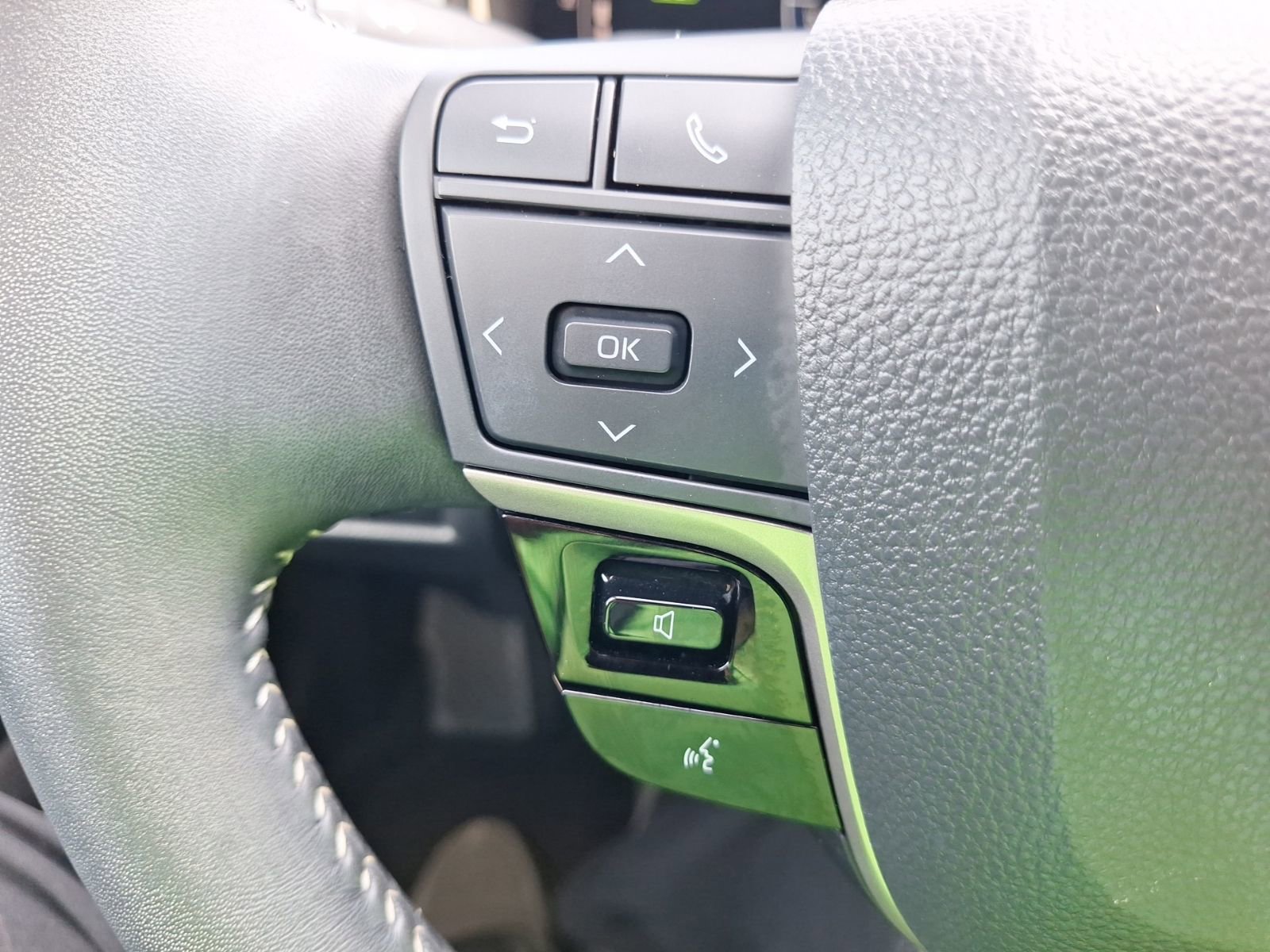 Used 2025 Toyota Camry SE w/ Convenience Package FWD image 20