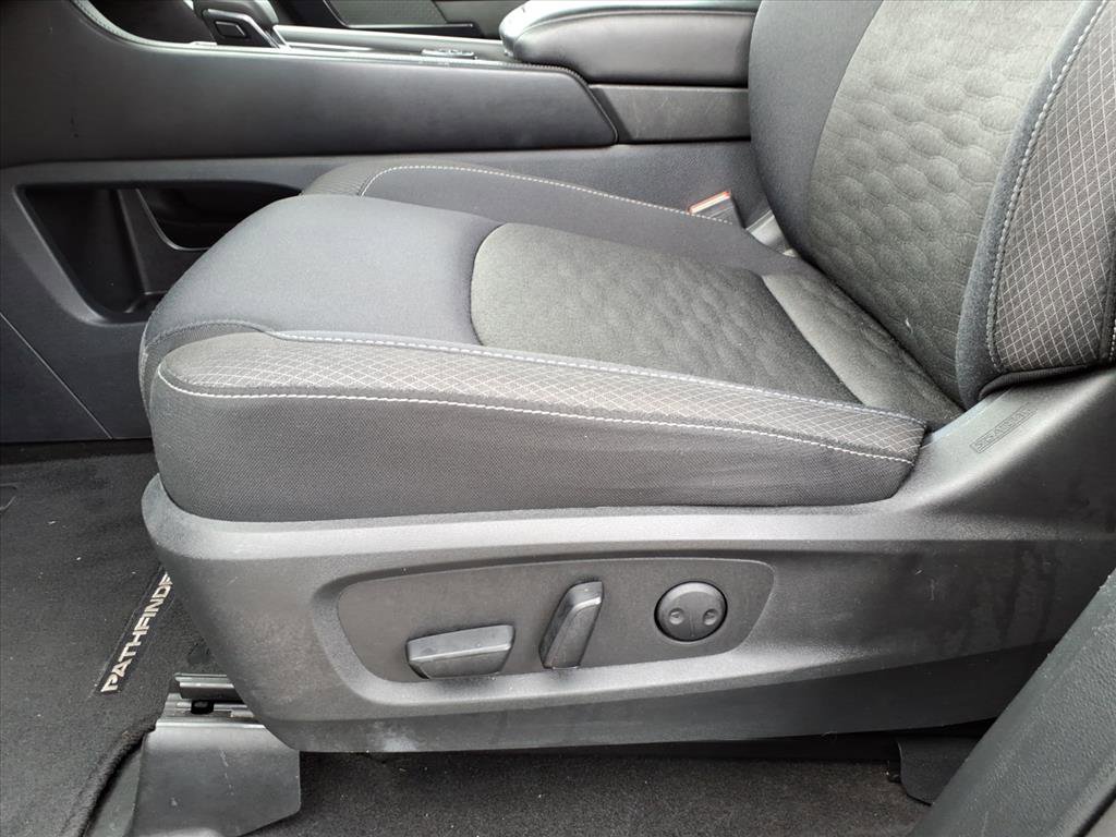 Used 2024 Nissan Pathfinder SV image 16