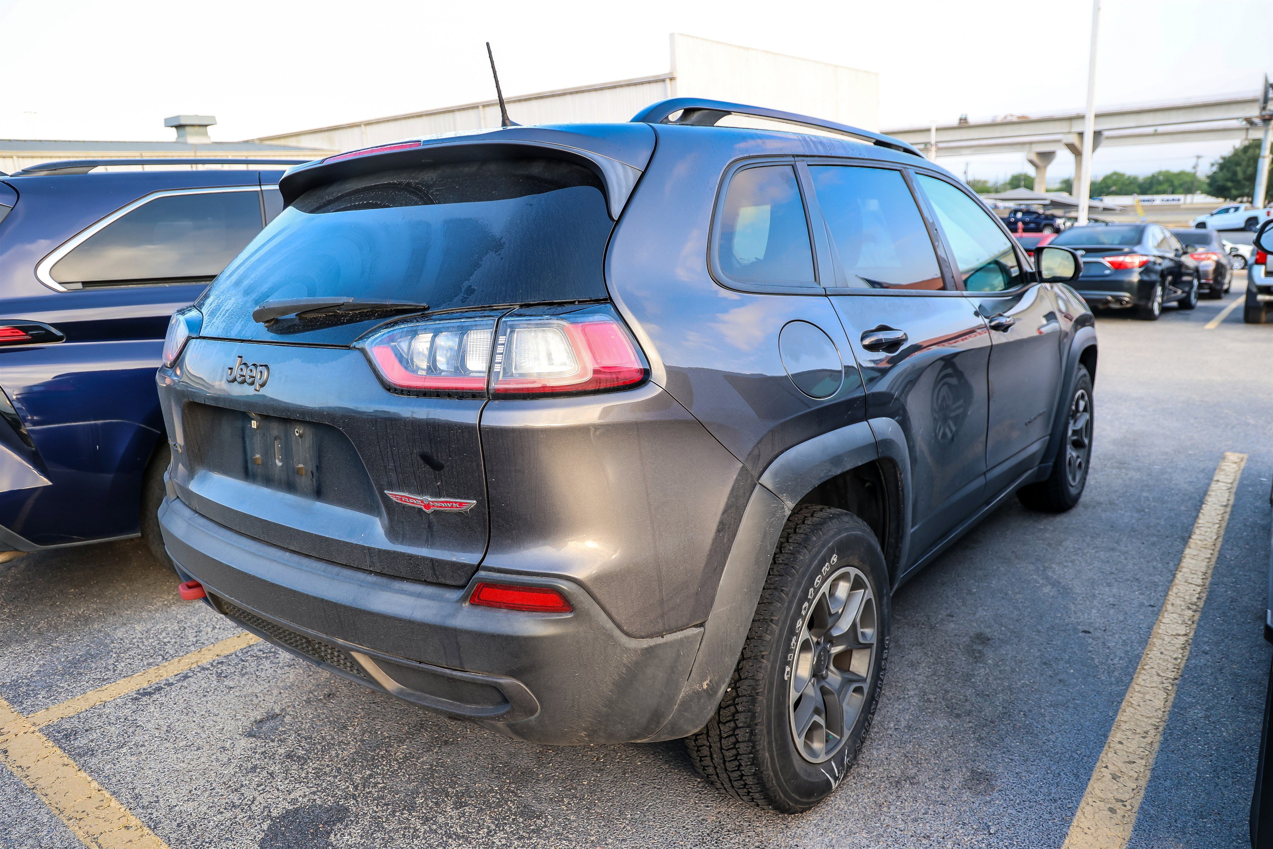 Used 2022 Jeep Cherokee Trailhawk AWD/4WD image 9