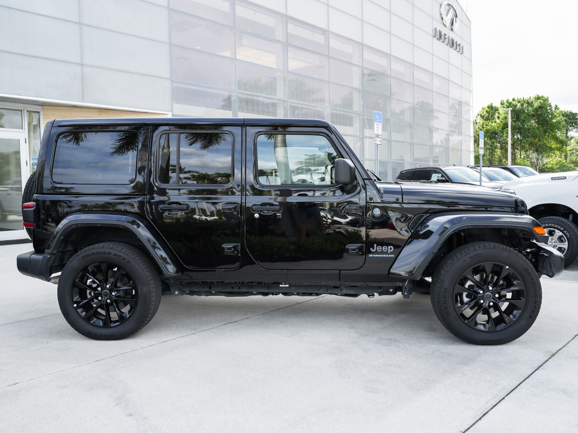 Used 2025 Jeep Wrangler Unlimited Sahara w/ Safety Group AWD/4WD image 11