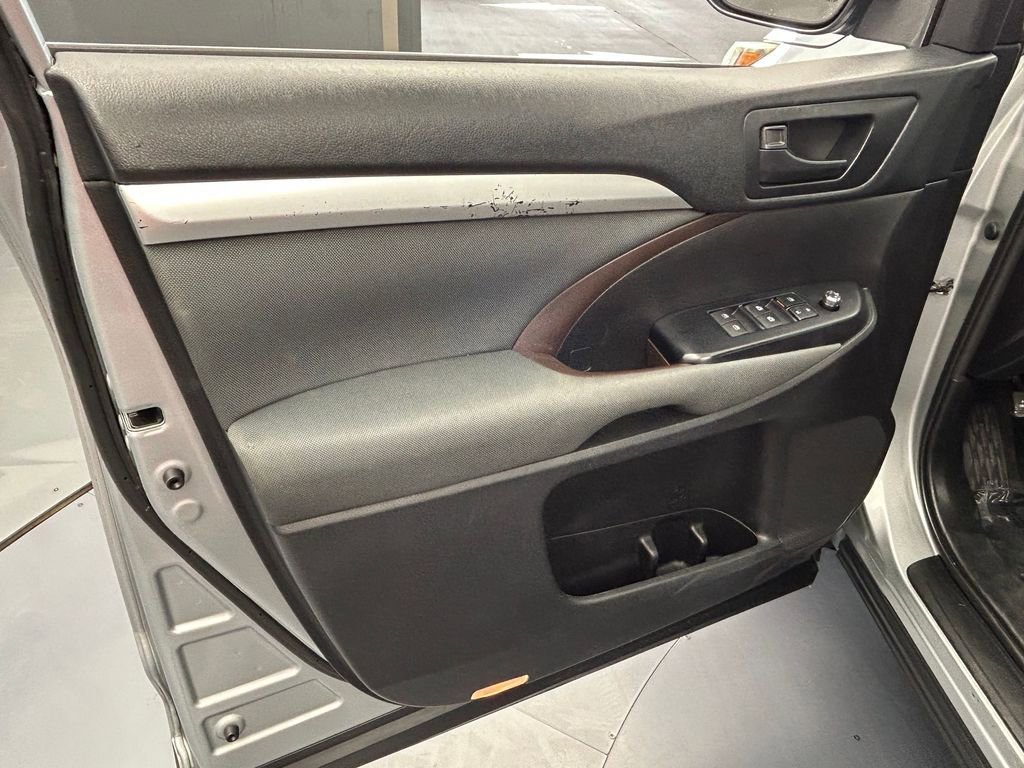 Used 2019 Toyota Highlander LE FWD image 12