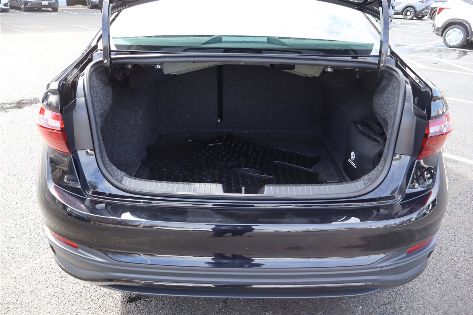 Certified 2023 Volkswagen Jetta SE image 5