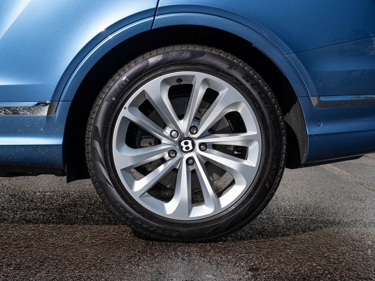 Used 2025 Bentley Bentayga Plug-In Hybrid image 32