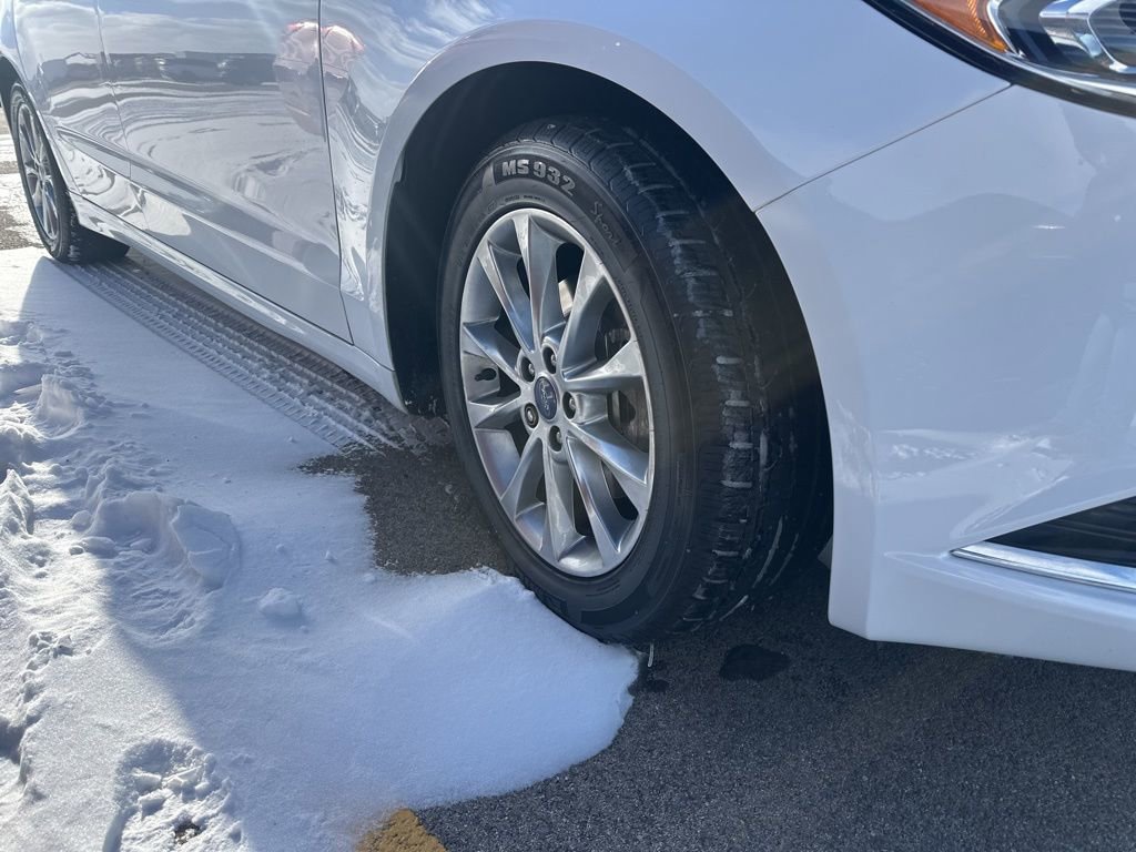 Used 2017 Ford Fusion SE w/ Fusion SE Technology Package image 5