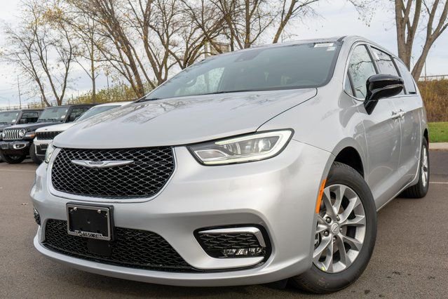 New 2026 Chrysler Pacifica Limited w/ Uconnect Theater Family Group