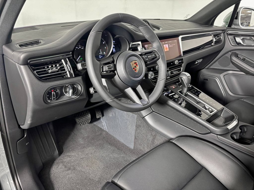 Certified 2026 Porsche Macan AWD/4WD image 4