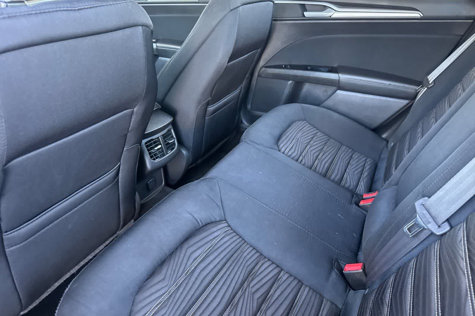 Used 2016 Ford Fusion SE FWD image 4