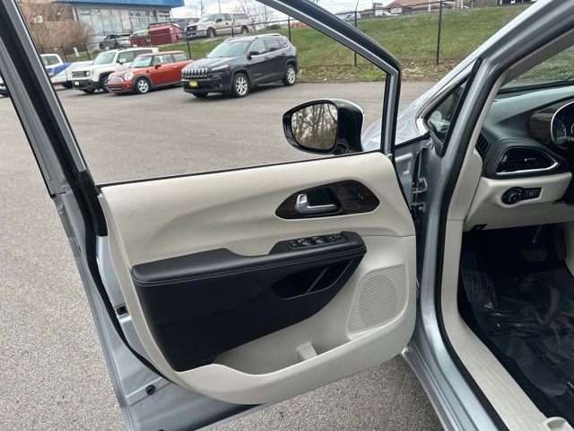 Used 2023 Chrysler Pacifica Limited FWD image 33