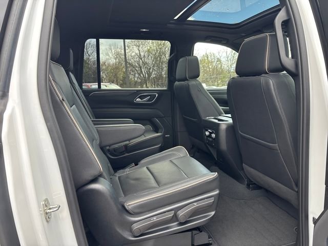 Used 2023 GMC Yukon XL SLT w/ SLT Premium Package image 11
