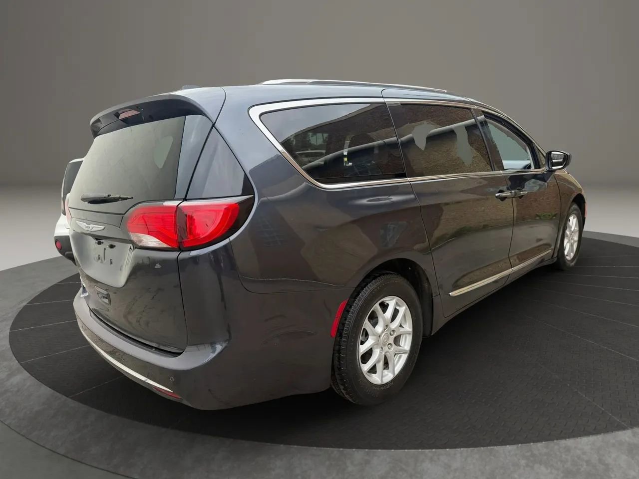 Used 2020 Chrysler Pacifica Touring-L FWD image 5