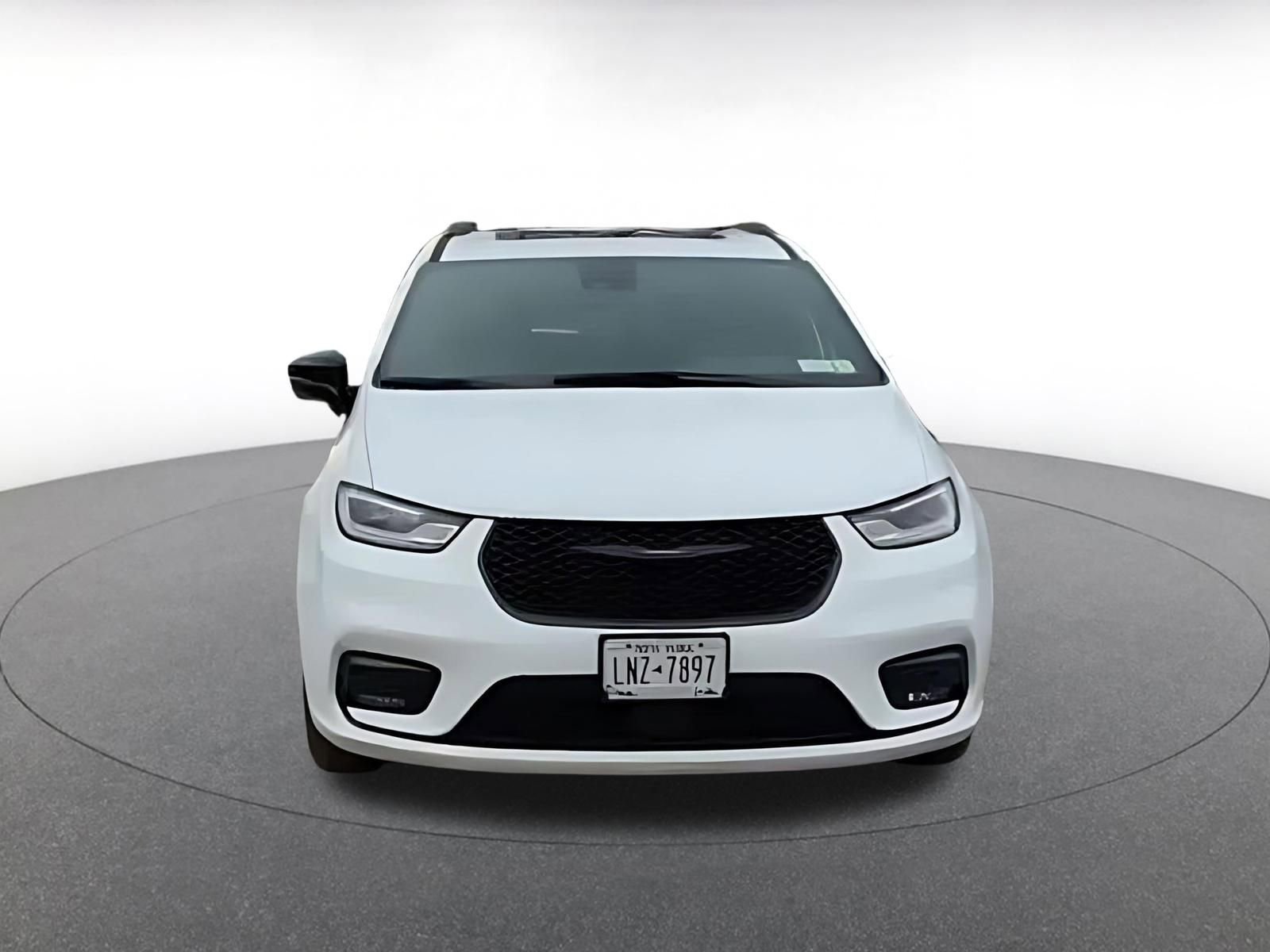 Used 2025 Chrysler Pacifica Limited image 4