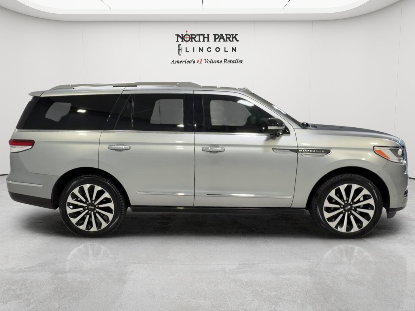 Used 2024 Lincoln Navigator Reserve AWD/4WD image 4