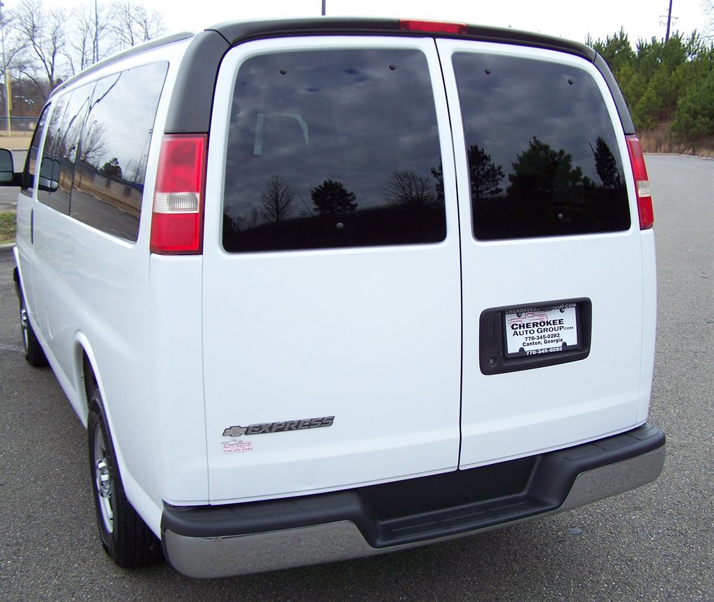 Used 2017 Chevrolet Express 2500 LT w/ LT Preferred Equipment Group image 18