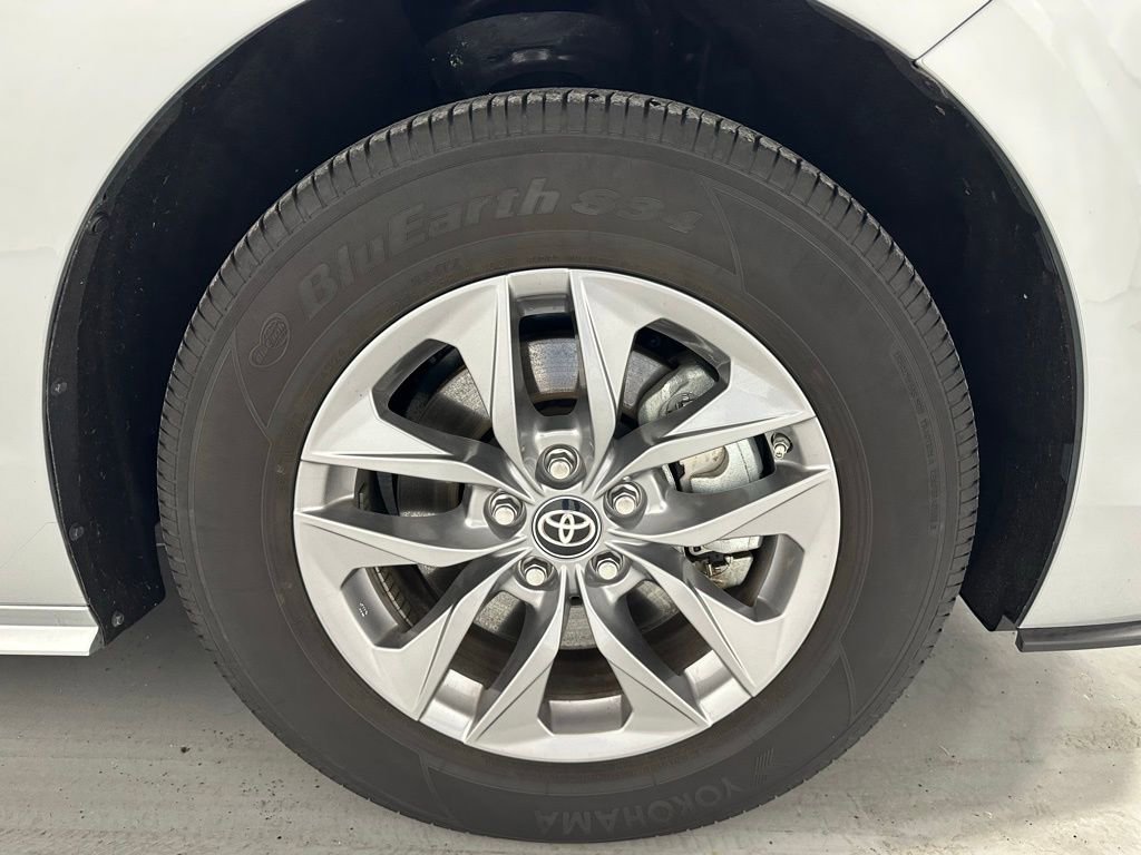 Used 2025 Toyota Sienna LE image 67
