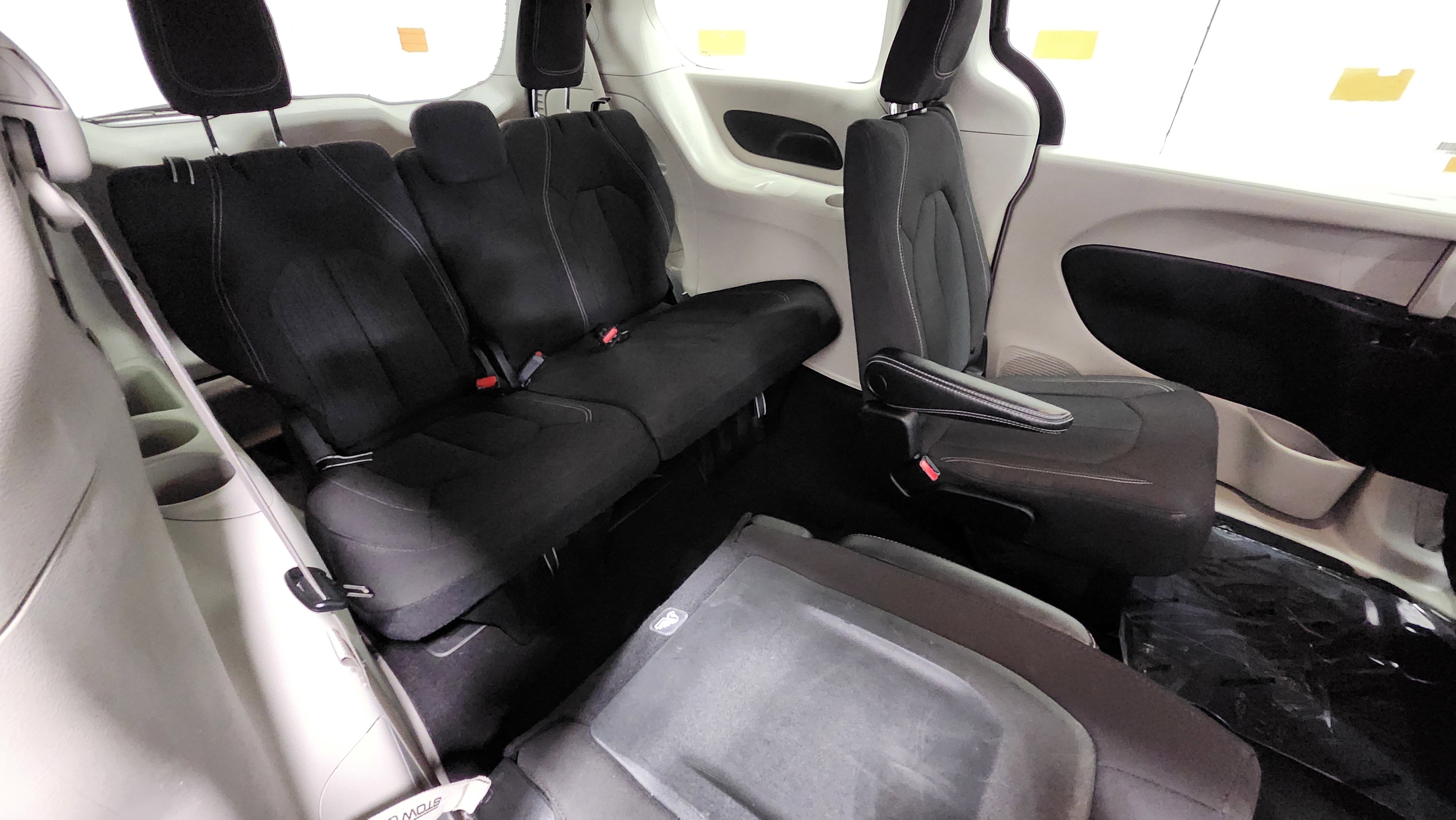 Used 2023 Chrysler Voyager LX image 19