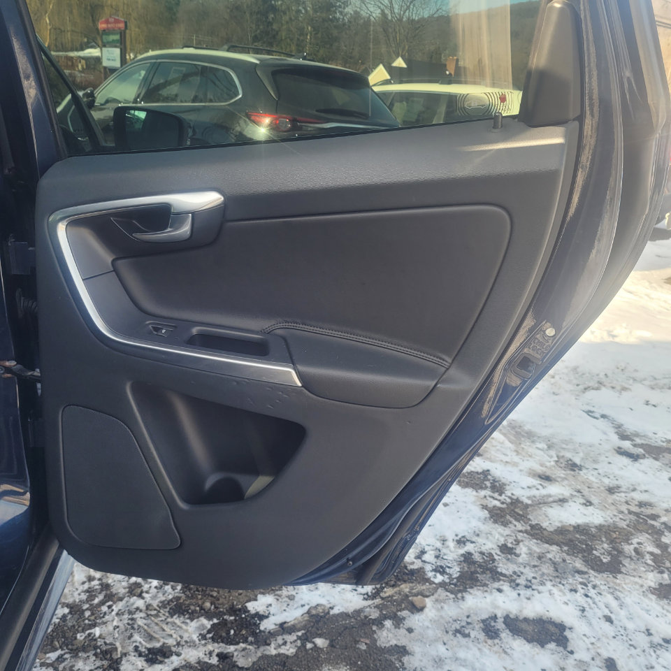 Used 2015 Volvo XC60 T6 Platinum w/ Climate Package image 27