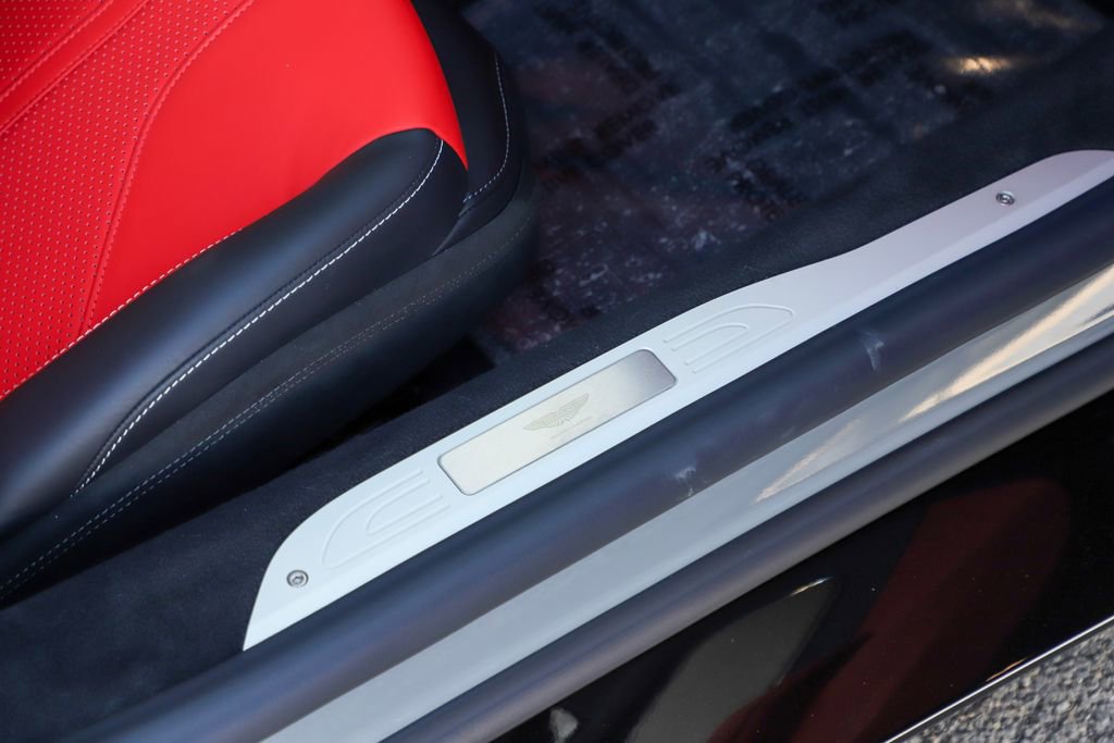 Used 2025 Aston Martin V8 Vantage Coupe image 34