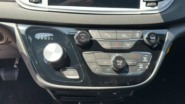 Used 2026 Chrysler Voyager LX FWD image 14