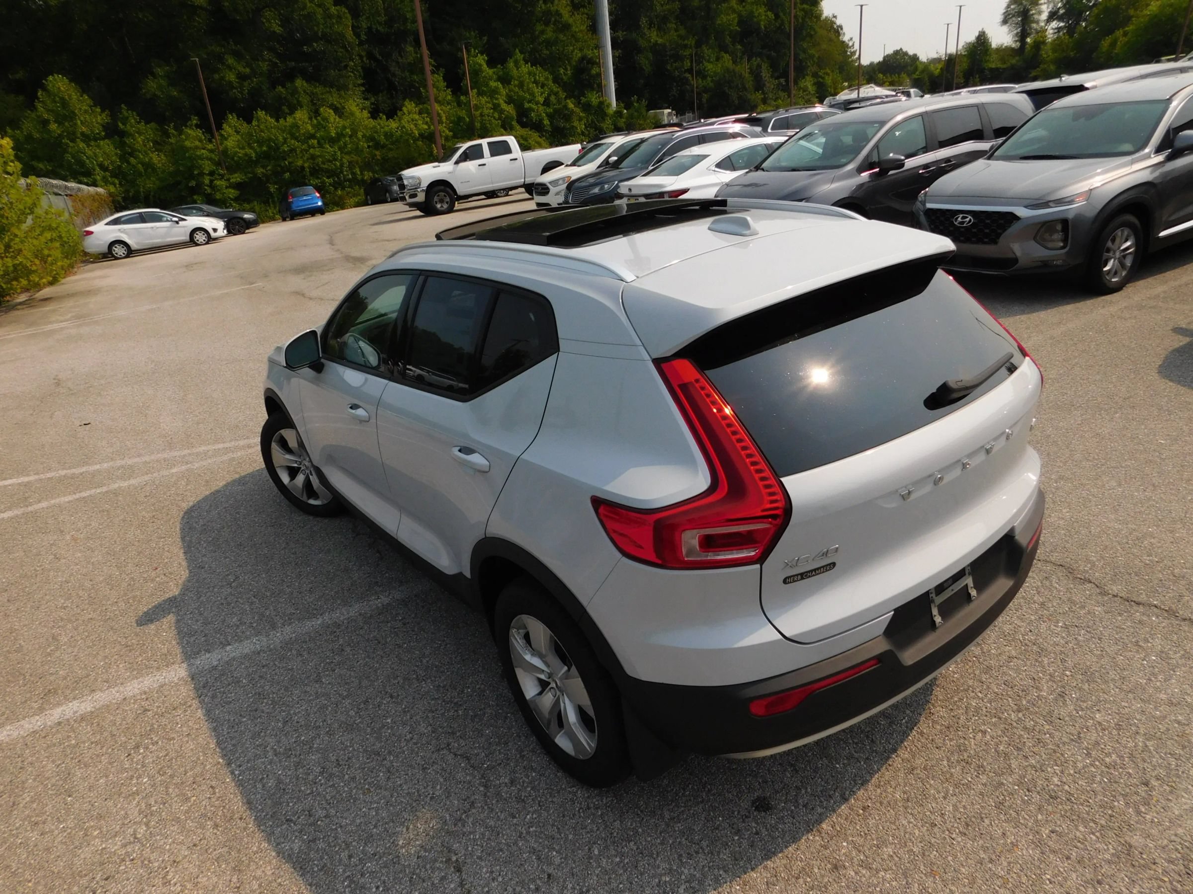 Used 2021 Volvo XC40 T4 Momentum FWD image 8
