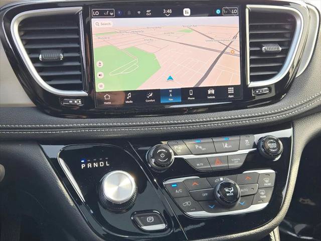 Certified 2025 Chrysler Pacifica Premium image 25