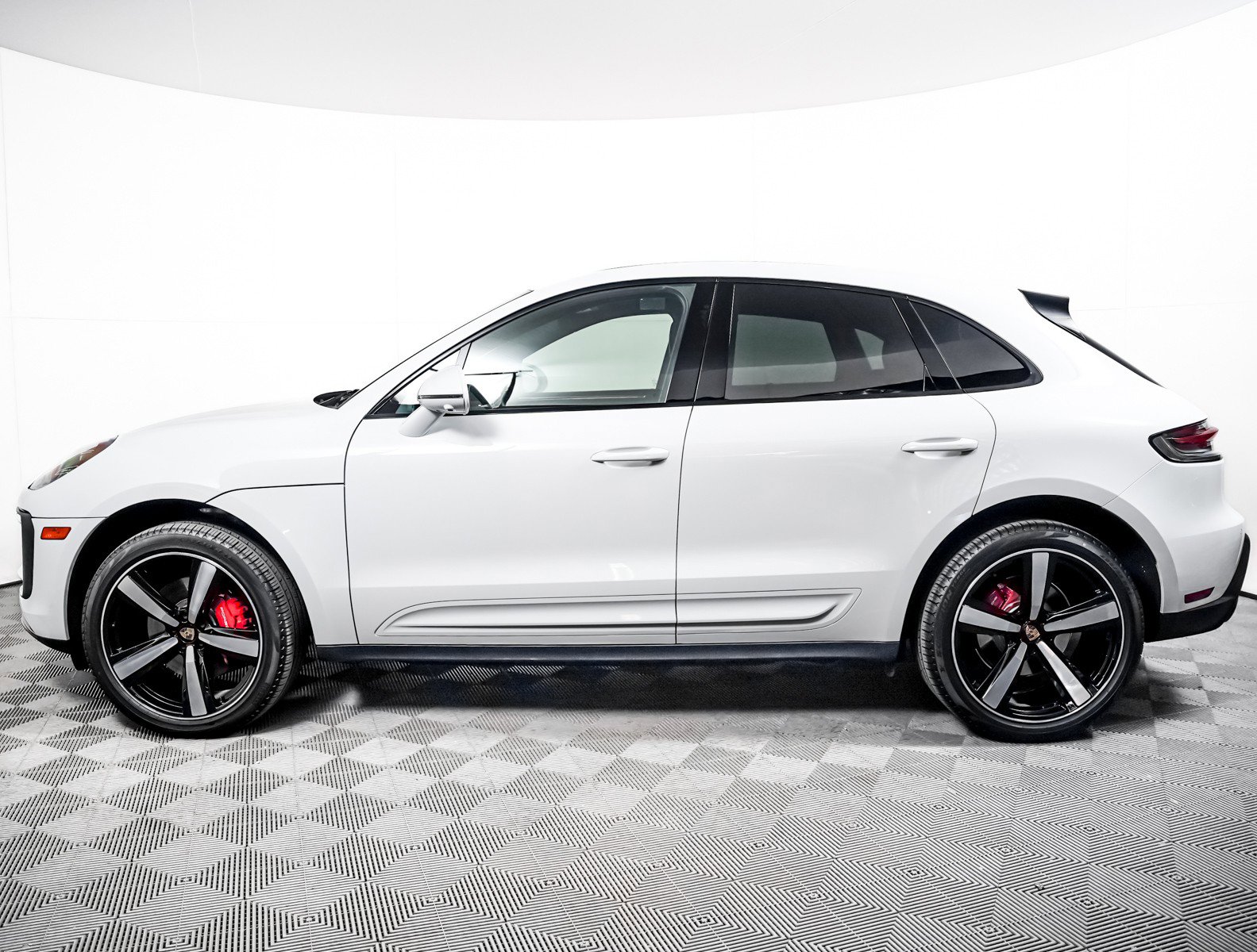 Certified 2025 Porsche Macan S AWD/4WD image 2
