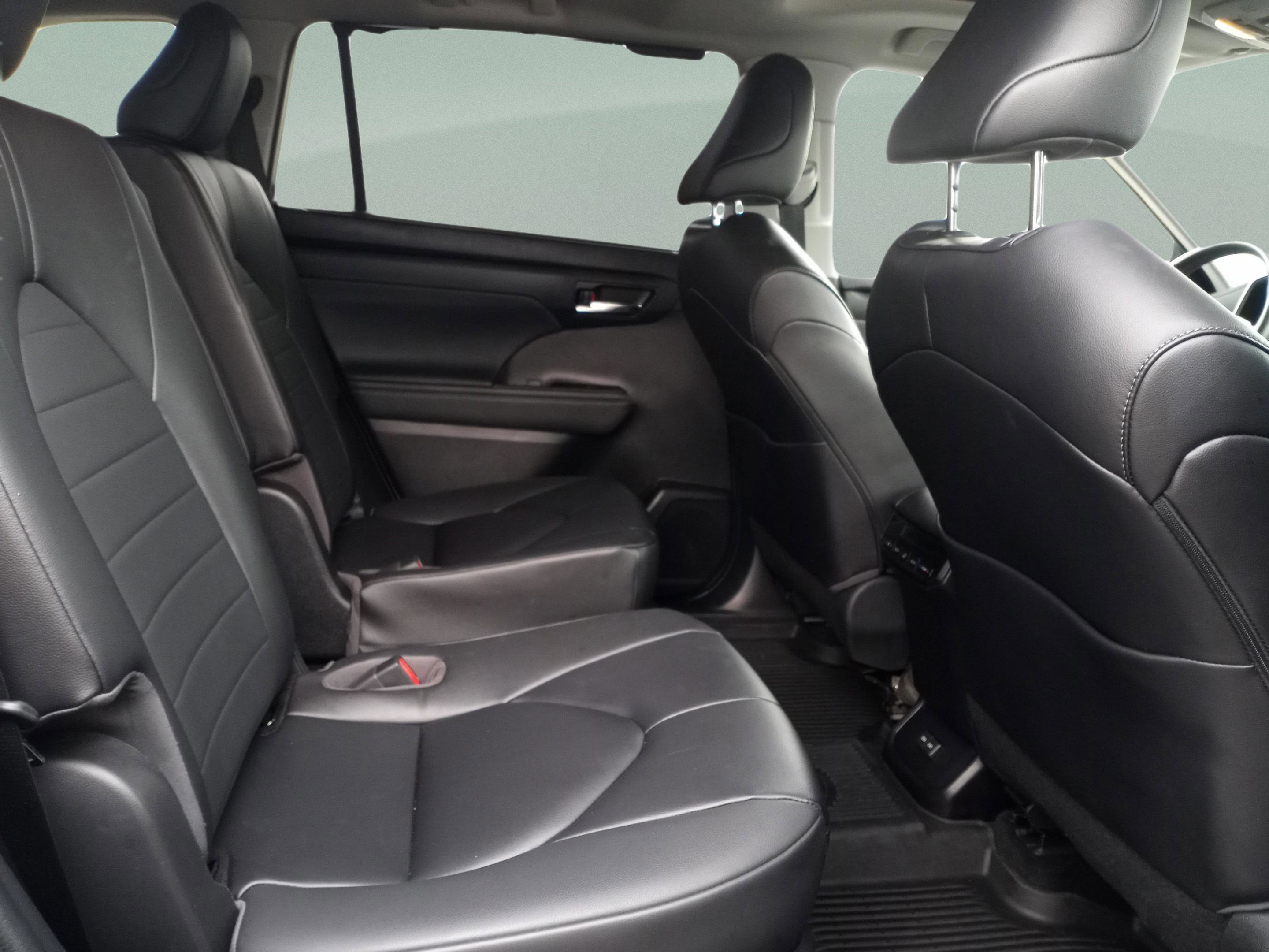 Used 2023 Toyota Highlander L image 35