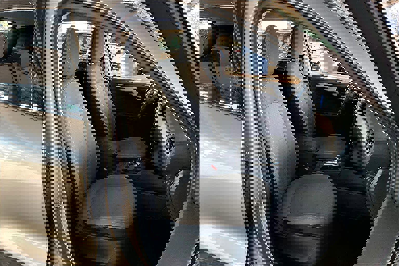 Used 2022 Ford Escape SE w/ SE Sport Appearance Package image 8