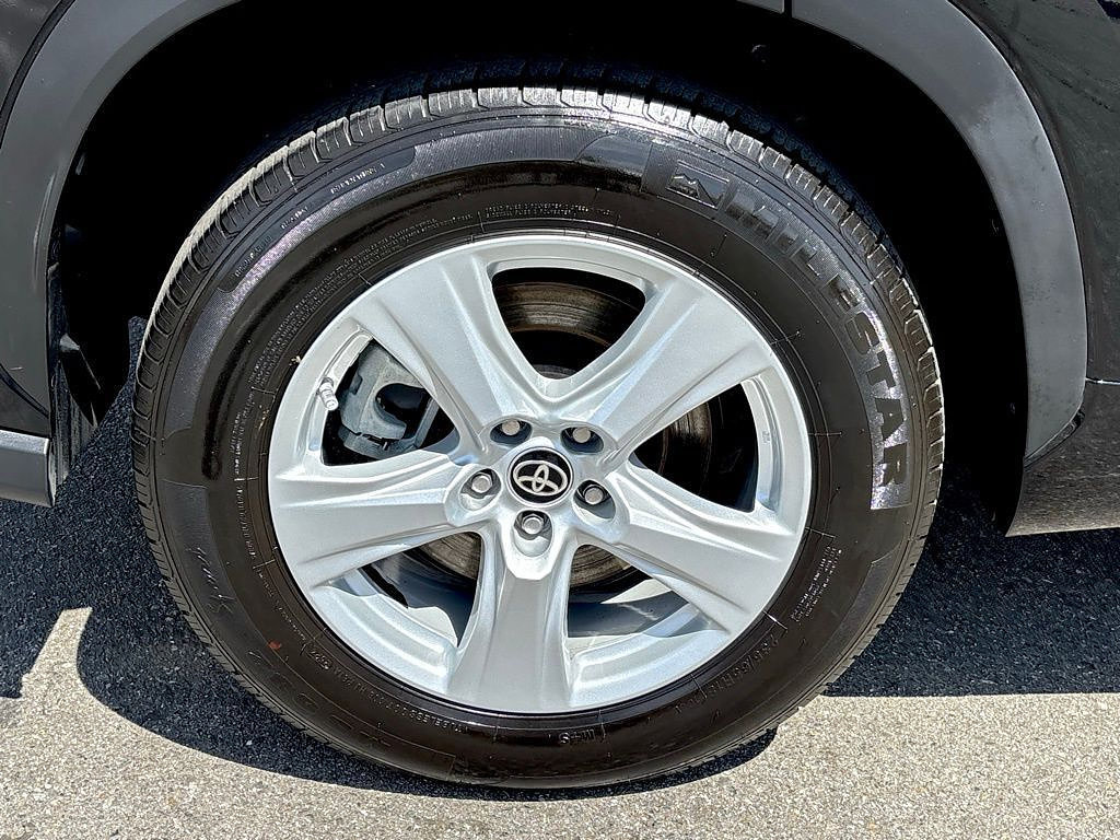 Used 2023 Toyota Highlander L FWD image 28
