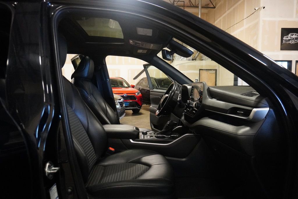 Used 2022 Toyota Highlander XSE AWD/4WD image 6