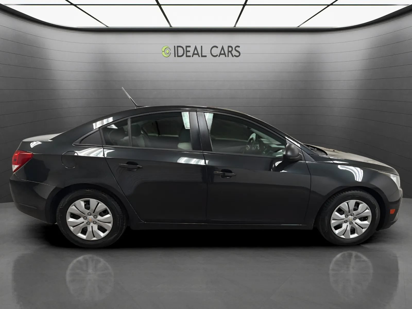 Used 2013 Chevrolet Cruze LS FWD image 4