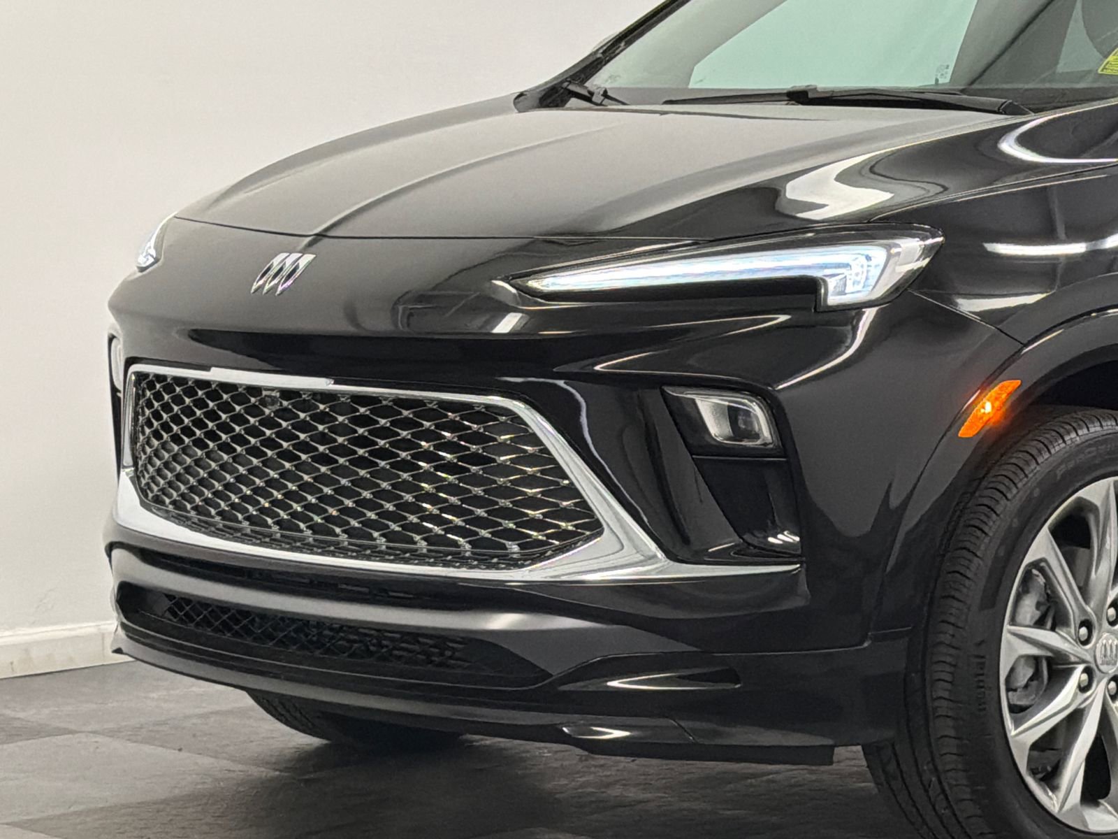 Used 2025 Buick Encore GX Avenir w/ Avenir Technology Package image 2