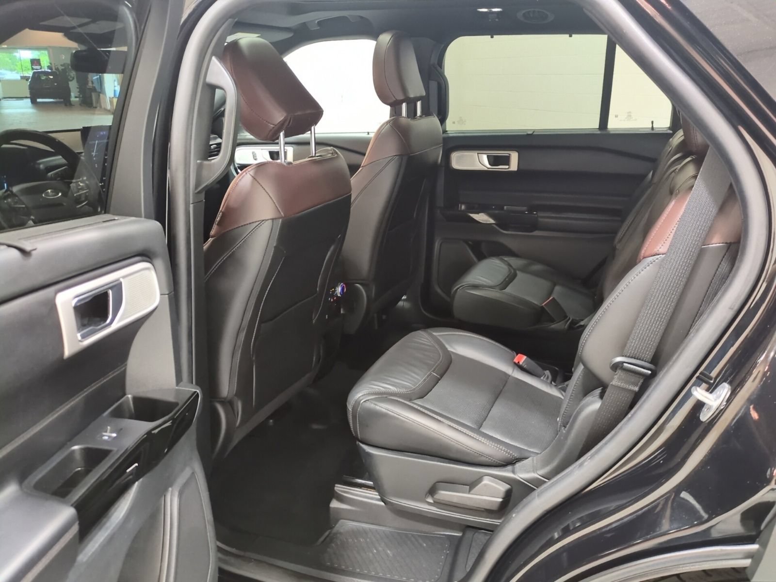 Used 2021 Ford Explorer Platinum w/ Equipment Group 601A AWD/4WD image 14