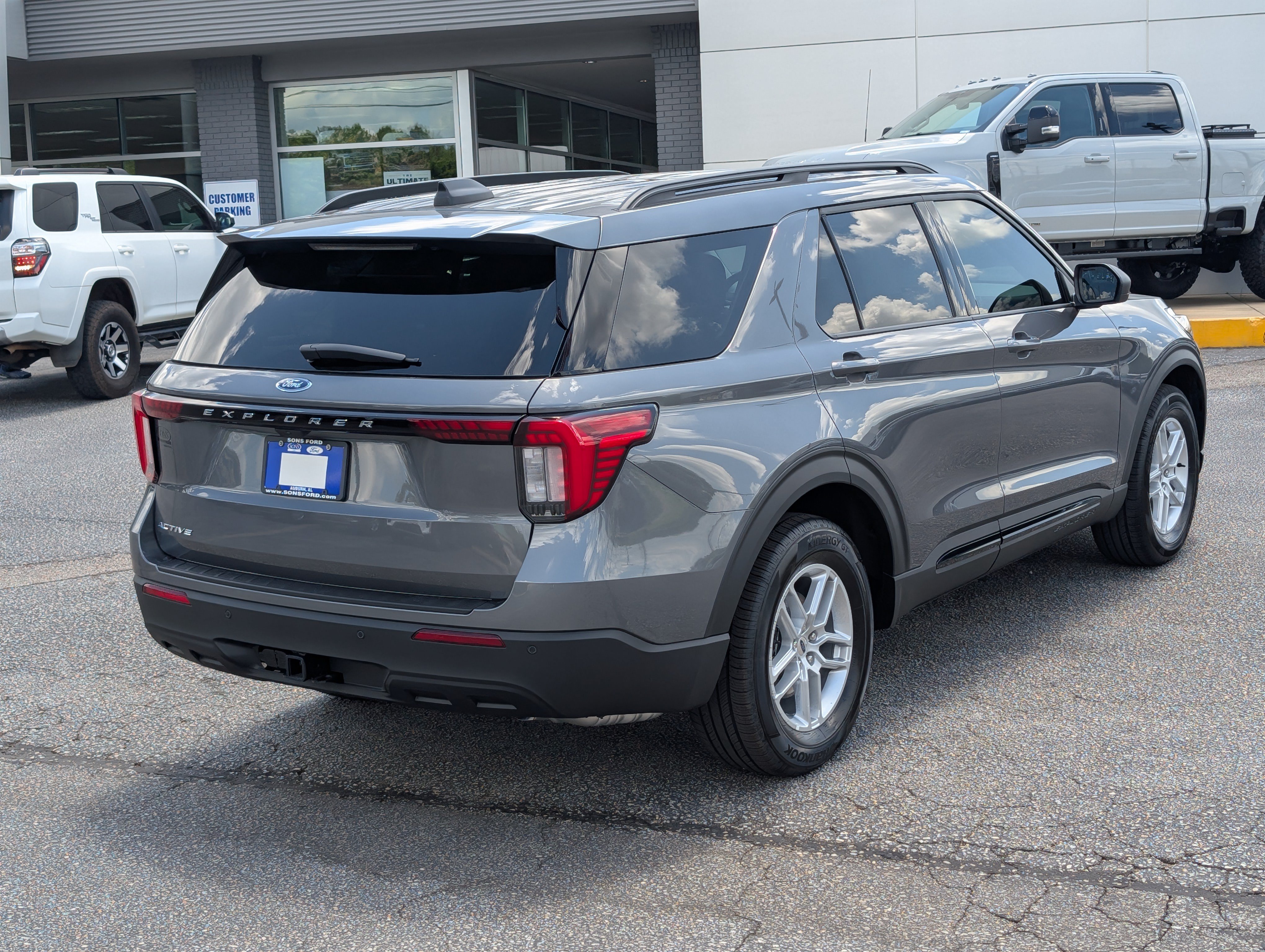 New 2026 Ford Explorer Active RWD image 9