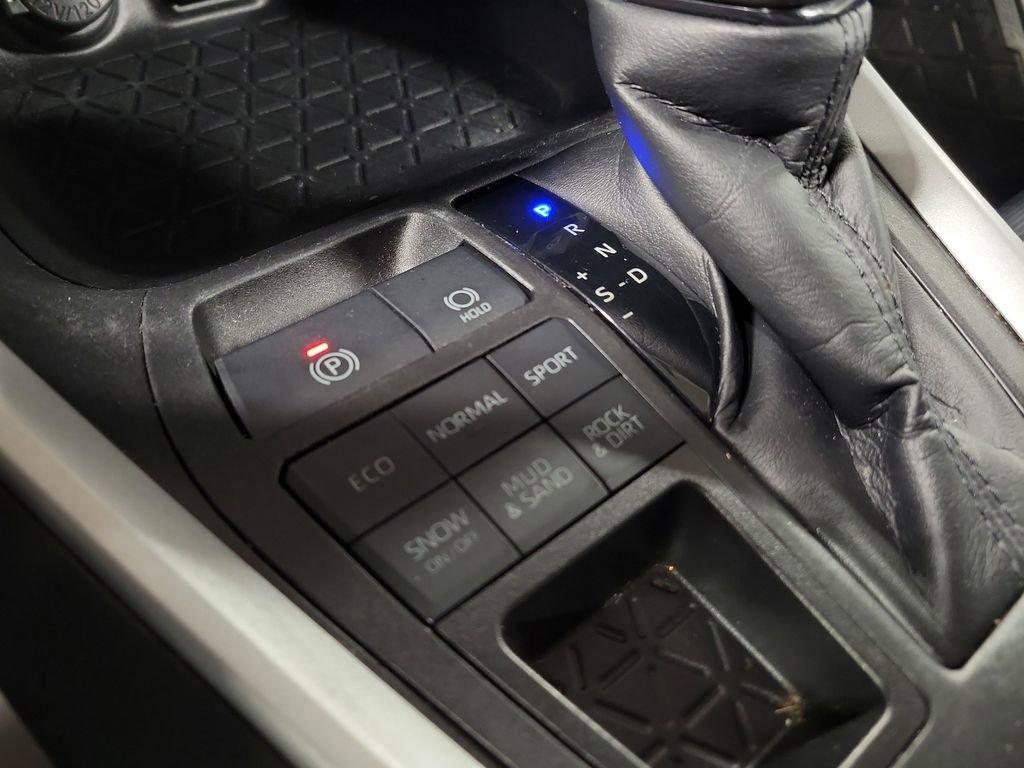 Used 2021 Toyota RAV4 LE image 15