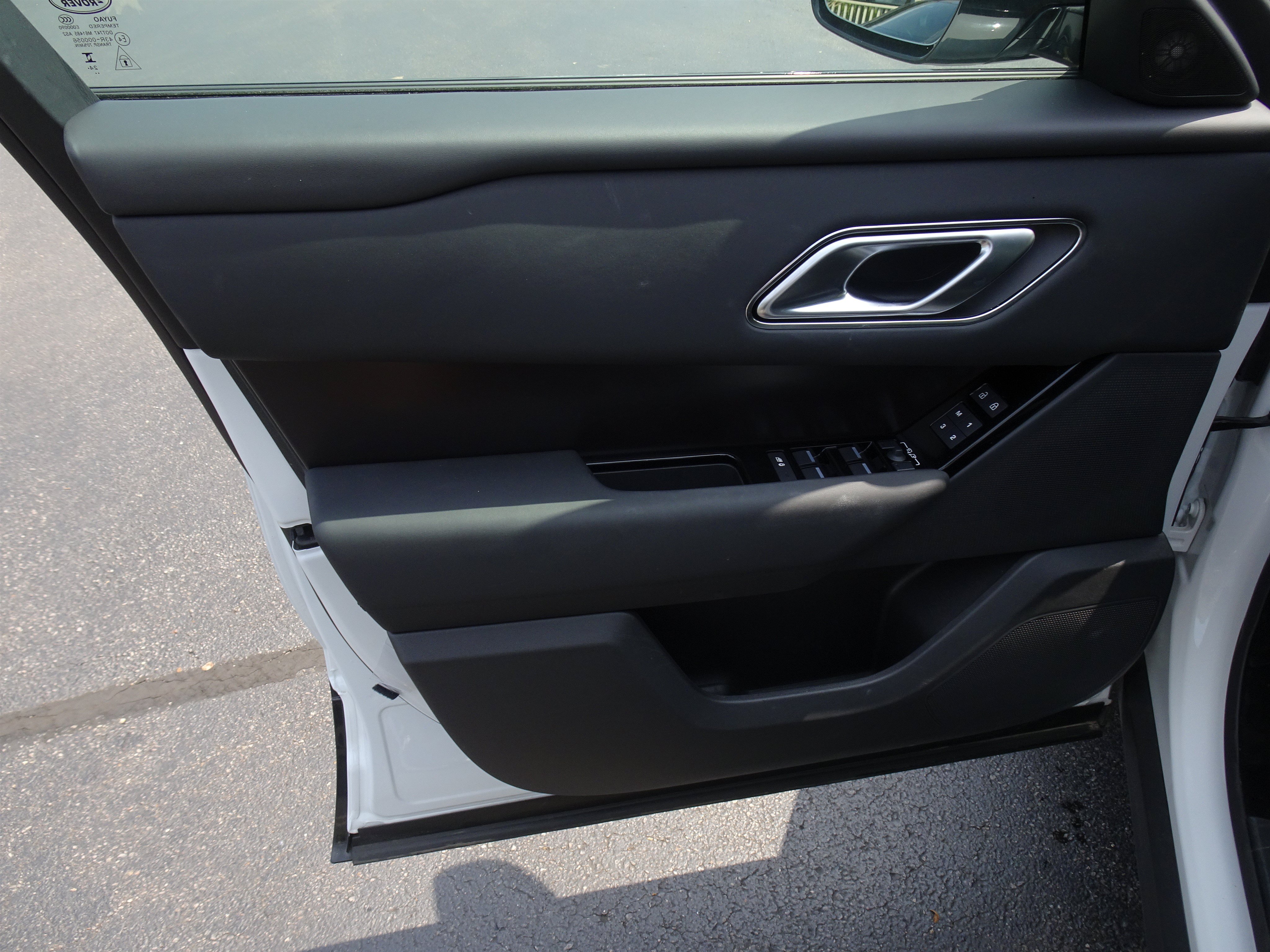 Certified 2026 Land Rover Range Rover Velar Dynamic SE AWD/4WD image 17