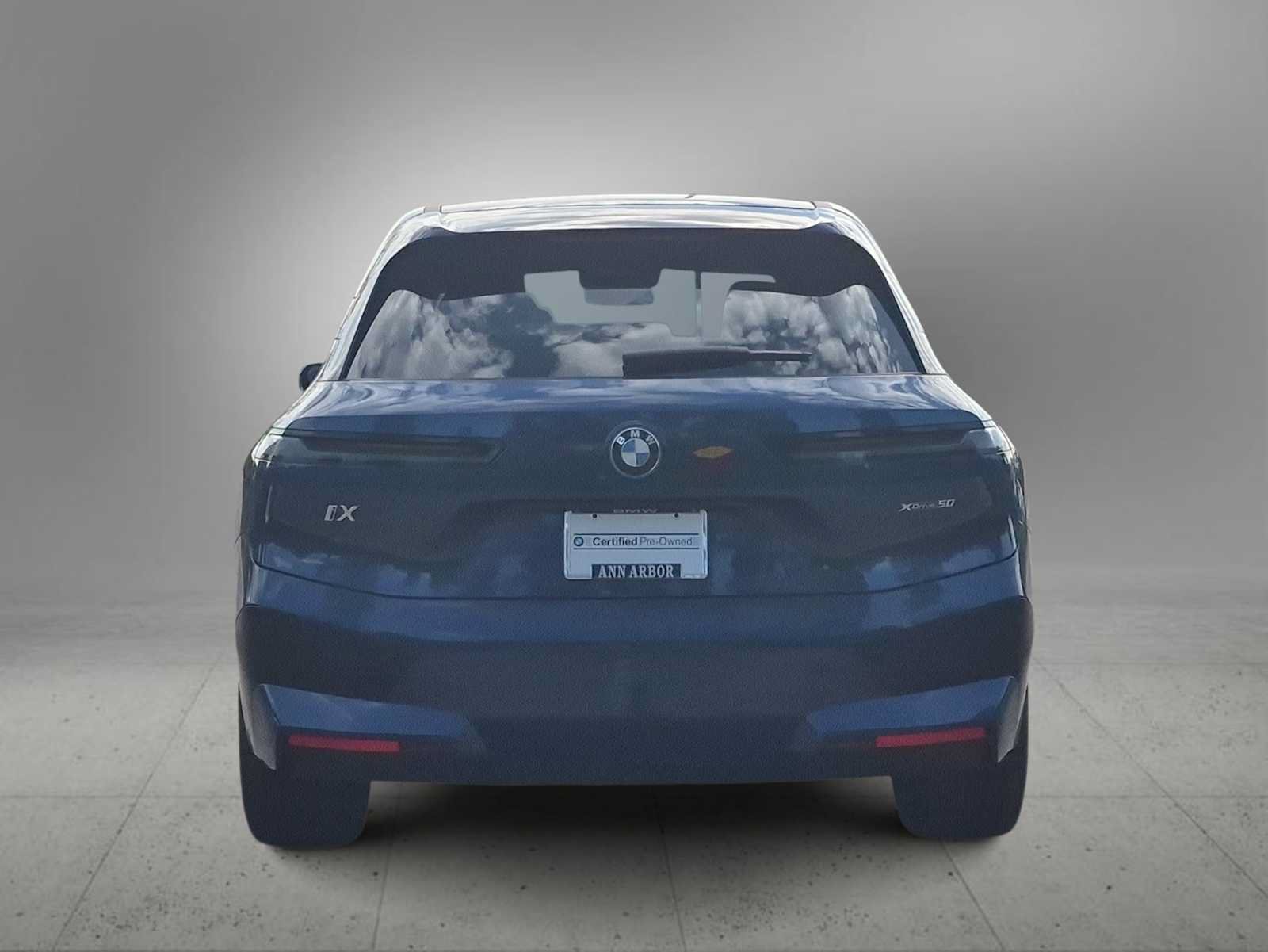 Used 2024 BMW iX xDrive50 w/ Premium Package AWD/4WD image 7